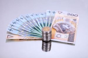 Pracownik na zwolnieniu lekarskim, pracownik sezonowy, przestój z powodu pandemii a prawo do trzynastki