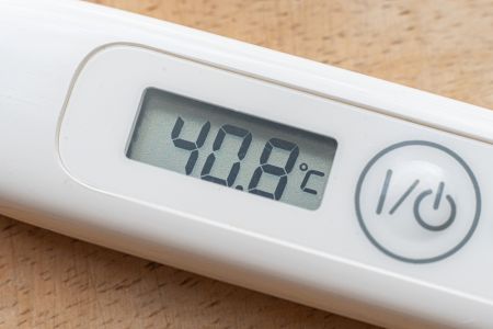 Mierzenie temperatury kierowcom wjeżdżającym na teren zakładu 