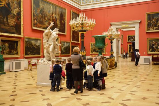 Jak zorganizować pracę instytucji kultury w świąteczne dni majowe