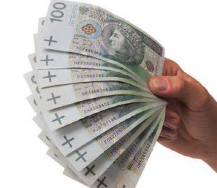 Która szkoła powinna wypłacić dodatek na start, gdy nauczyciel jest zatrudniony w dwóch placówkach