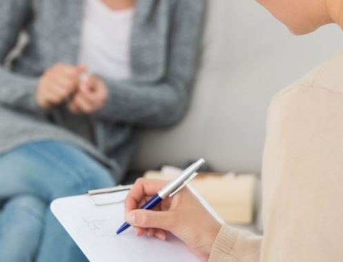Na kiedy zaplanować kolejną ocenę okresową, gdy pracownica wraca po nieobecnościach rodzicielskich