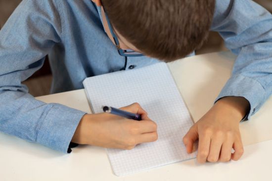 Opieka nad dzieckiem i urlop okolicznościowy a podstawa obliczenia trzynastki