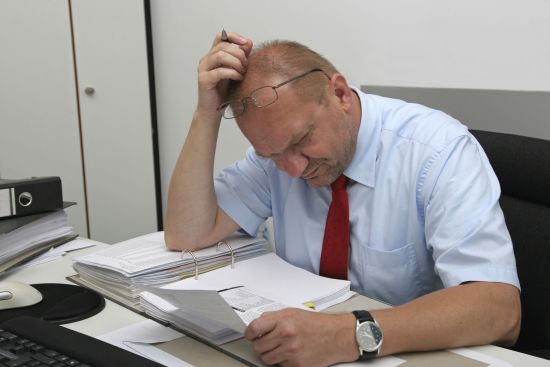 Informacja o zajęciu przy zbiegu egzekucji komorniczych – jak sporządzić świadectwo pracy