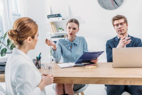 Jak przeprowadzić trudną rozmowę z pracownikiem? Wskazówki dla liderów