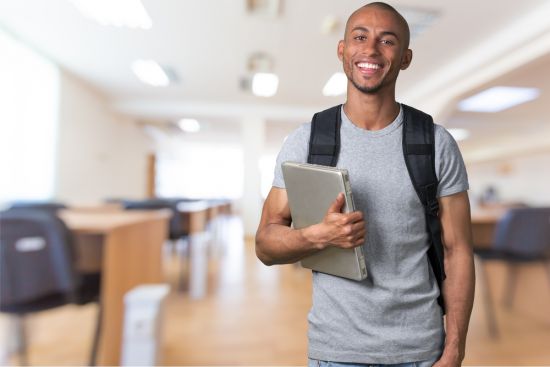 Cudzoziemiec student na umowie o pracę i umowie zlecenia