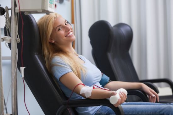 Pobyt w centrum krwiodawstwa – jak rozliczyć nieobecność pracownika?