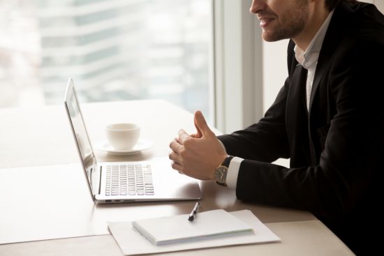 entrepreneur-communicate-with-partners-office