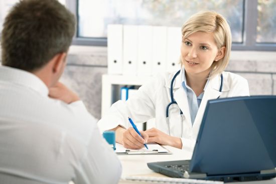 Zwolnienie od pracy dla pracownicy wezwanej do stawienia się przed wojskową komisją lekarską