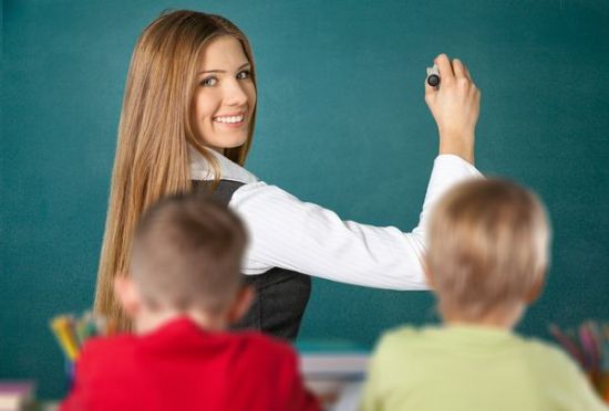 Wcześniejsze rozwiązanie umowy z nauczycielem na stażu – za jaki okres wypłacić ekwiwalent