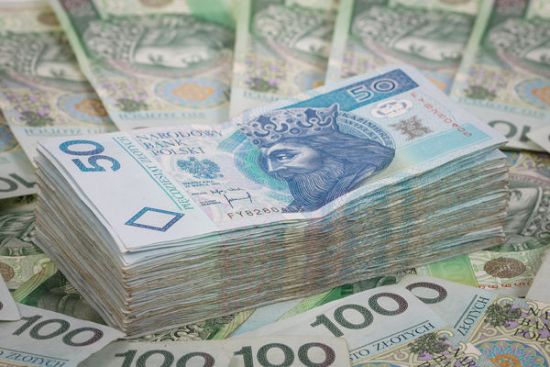 Pracownica przebywa na urlopie rodzicielskim, a następnie wychowawczym – kiedy wypłacić nagrodę jubileuszową