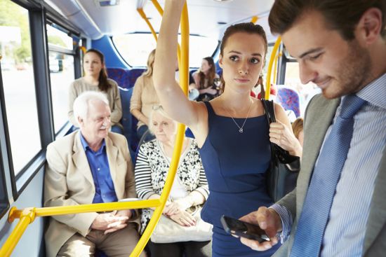 Pracownik pracuje w domu i w biurze – co z czasem pracy w przypadku dojazdu do miejsca pracy