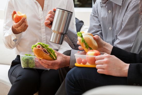 Posiłek profilaktyczny dla pracownika – czas na przypomnienie o zasadach jego przyznawania