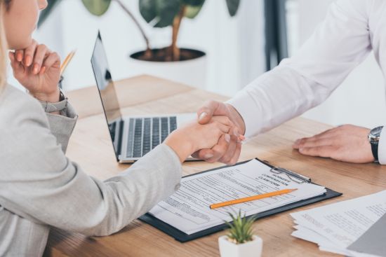 Dodatkowe zatrudnienie w ramach projektu unijnego – aneks czy nowa umowa o pracę