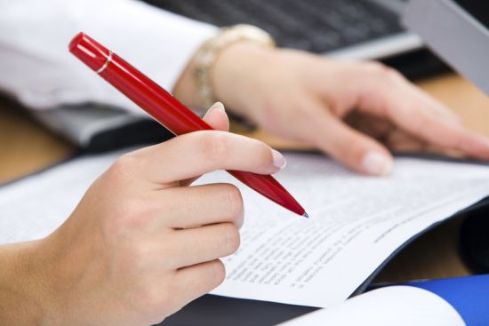 Uwzględnianie pracowników w informacji ZUS IWA przy różnych okresach długotrwałej nieobecności