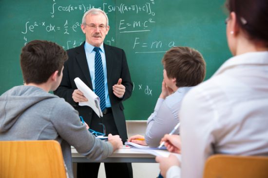 Nauczyciel pracuje na 3/22 etatu – jak ustalić mu wymiar urlopu?