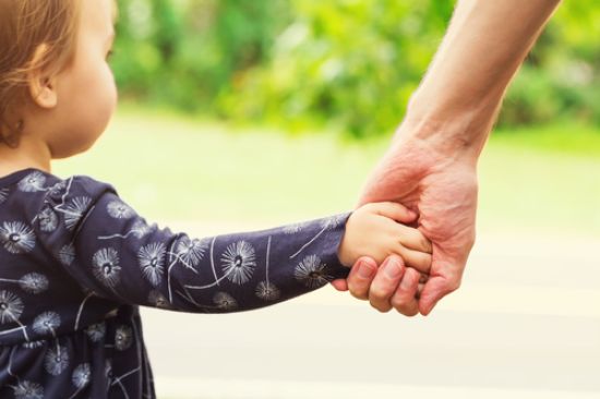 Uprawnienia rodzicielskie przy adopcji – co nowego od 1 lutego 2023 roku?