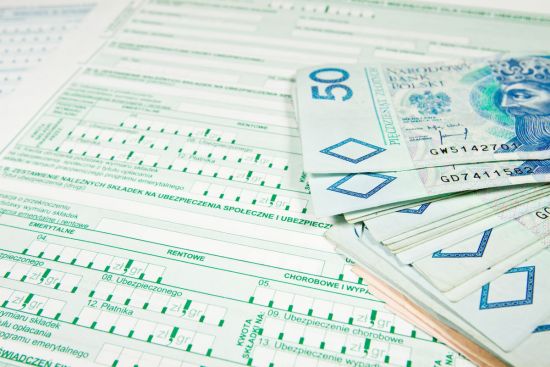 Kilkudniowe zwolnienie lekarskie pracownika zatrudnionego przez pół roku a prawo do trzynastki