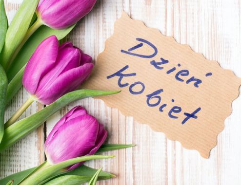 Prezent na Dzień Kobiet od pracodawcy – co z podatkiem i składkami?
